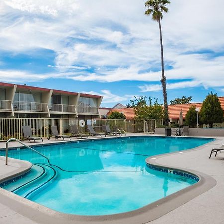 Travelodge By Wyndham Monterey Bay Exterior photo