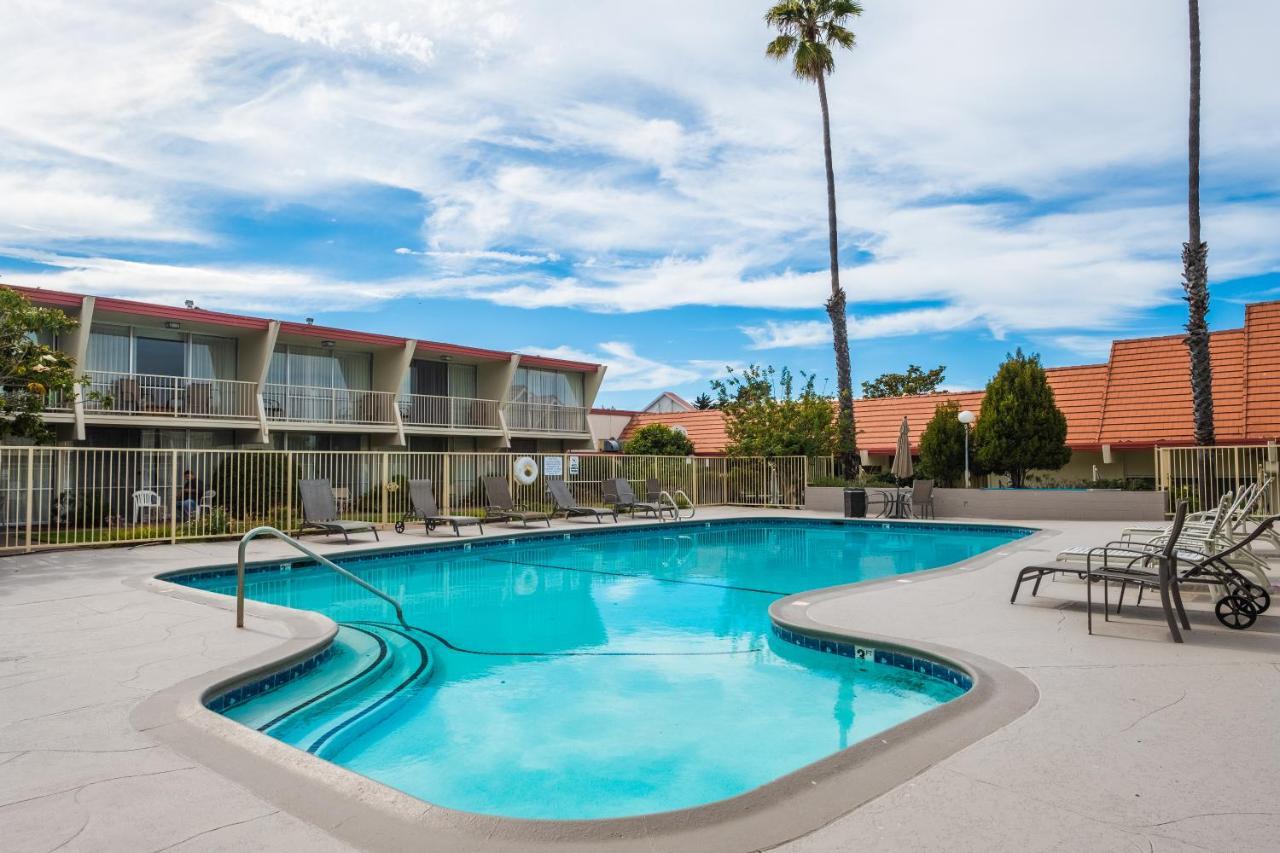 Travelodge By Wyndham Monterey Bay Exterior photo