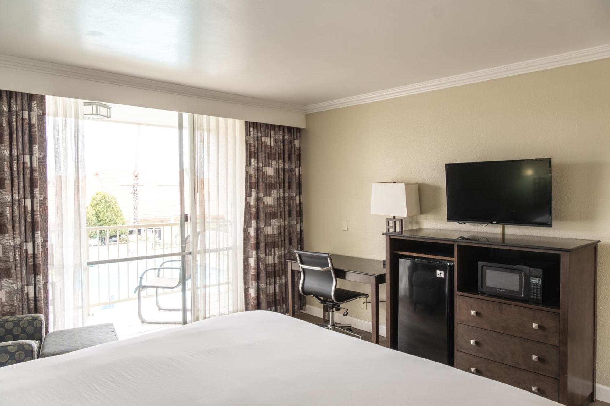 Travelodge By Wyndham Monterey Bay Exterior photo