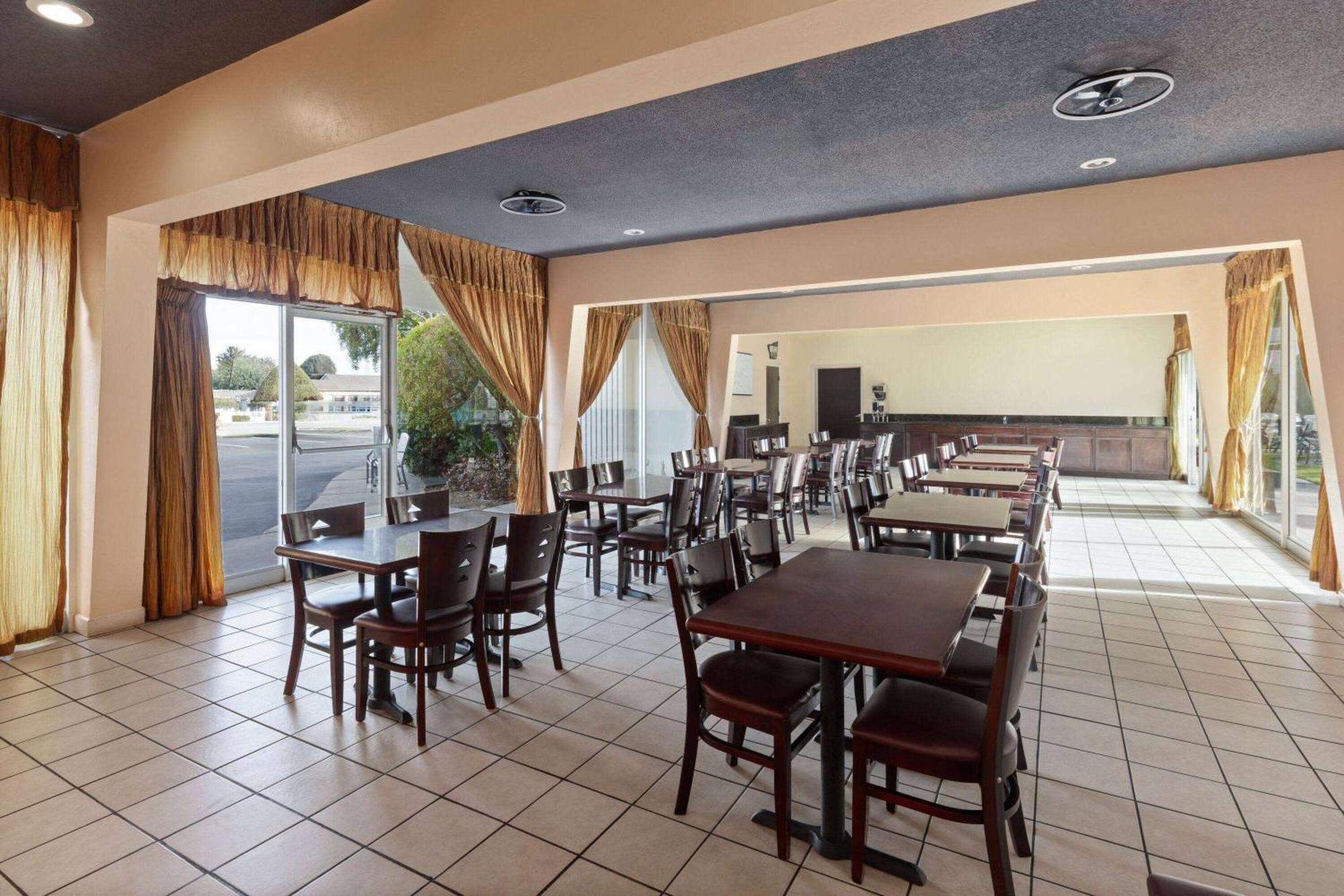 Travelodge By Wyndham Monterey Bay Exterior photo