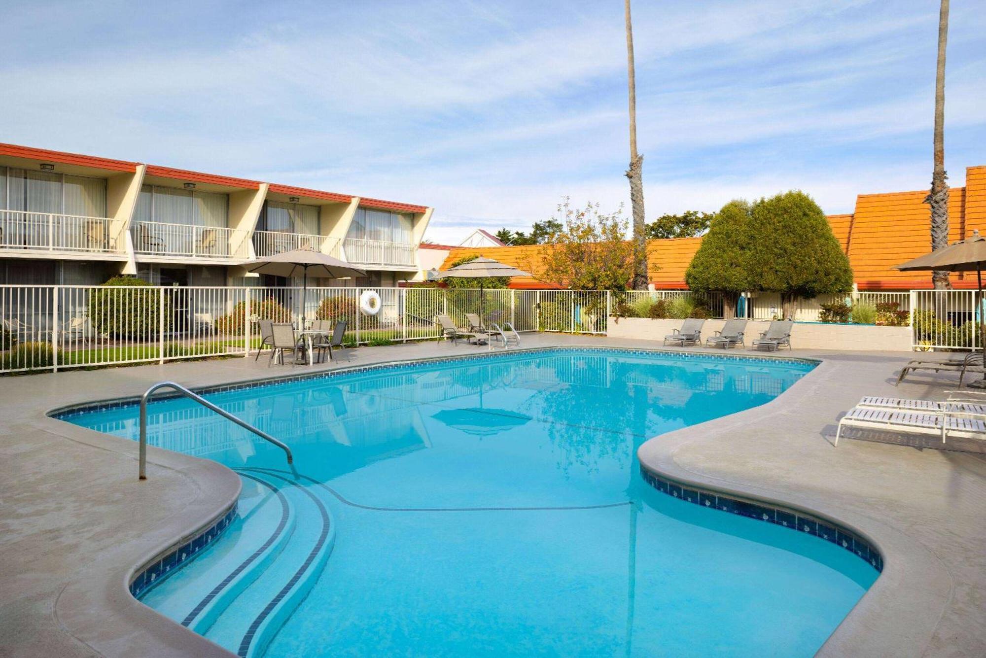 Travelodge By Wyndham Monterey Bay Exterior photo